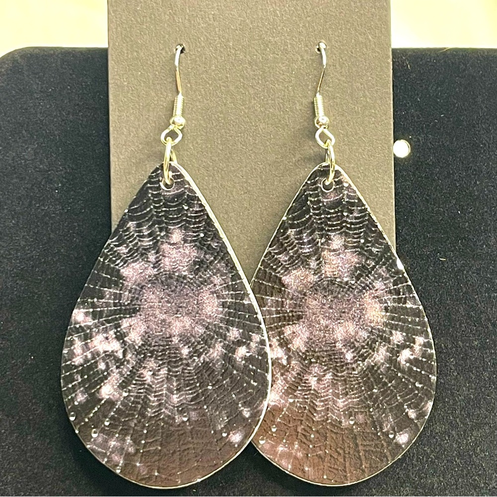 🕸️NWOT Spider web wood hook earrings